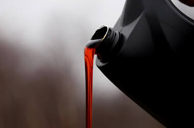 How to Oil a Chainsaw